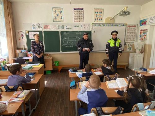 Инспекторы ГИБДД ведут профилактические беседы со школьниками