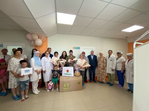 Кечкенә Саминаны каршы алырга әтисе ерактан кайткан