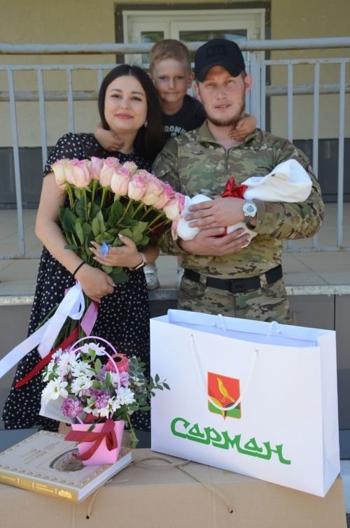 Кечкенә Саминаны каршы алырга әтисе ерактан кайткан