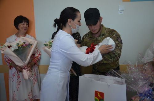 Кечкенә Саминаны каршы алырга әтисе ерактан кайткан