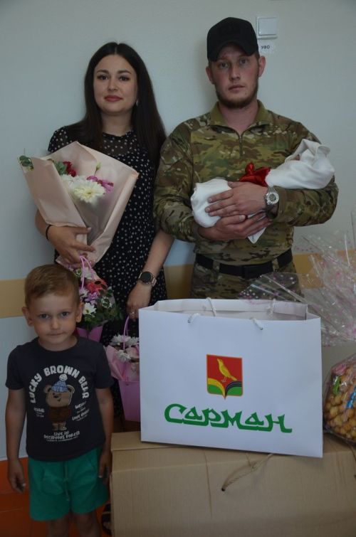 Кечкенә Саминаны каршы алырга әтисе ерактан кайткан