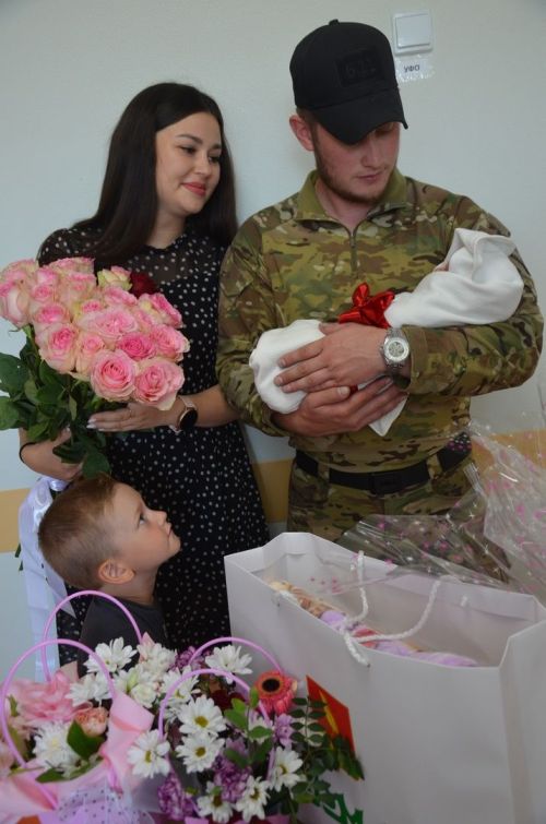 Кечкенә Саминаны каршы алырга әтисе ерактан кайткан