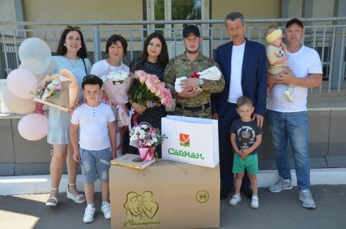 Кечкенә Саминаны каршы алырга әтисе ерактан кайткан