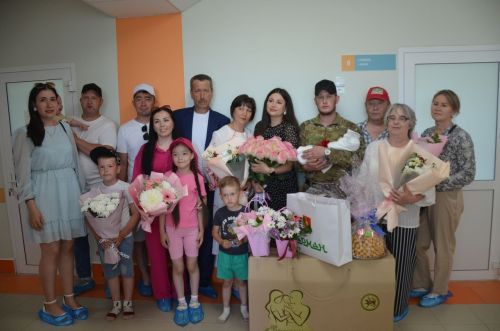 Кечкенә Саминаны каршы алырга әтисе ерактан кайткан