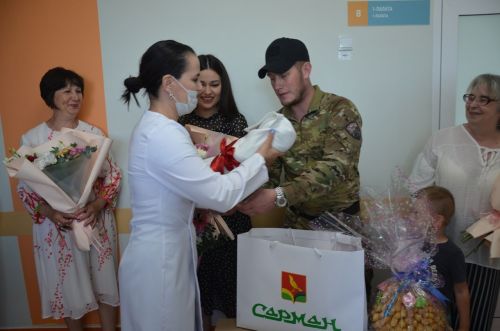 Кечкенә Саминаны каршы алырга әтисе ерактан кайткан