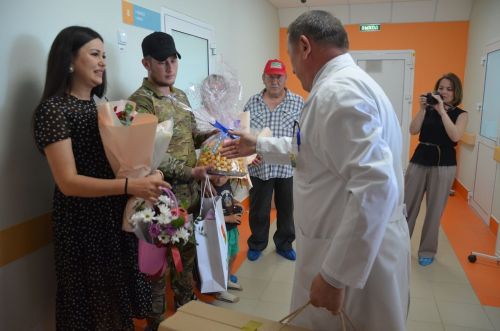 Кечкенә Саминаны каршы алырга әтисе ерактан кайткан