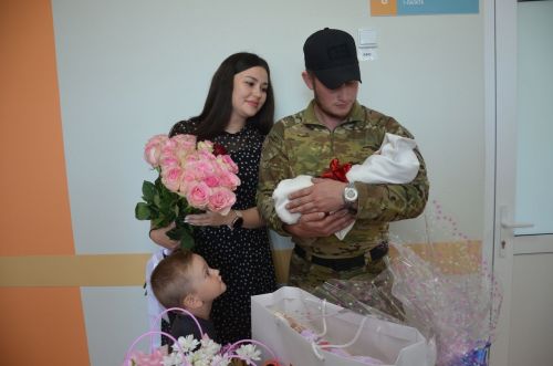 Кечкенә Саминаны каршы алырга әтисе ерактан кайткан