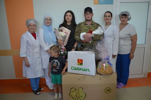 Кечкенә Саминаны каршы алырга әтисе ерактан кайткан