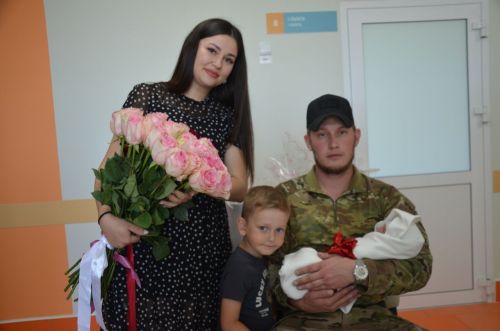Кечкенә Саминаны каршы алырга әтисе ерактан кайткан