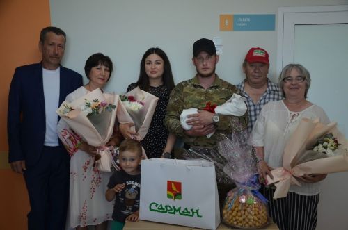 Кечкенә Саминаны каршы алырга әтисе ерактан кайткан