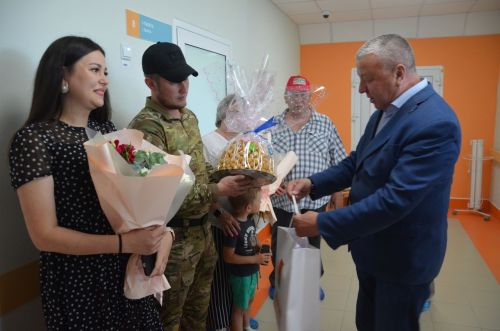 Кечкенә Саминаны каршы алырга әтисе ерактан кайткан
