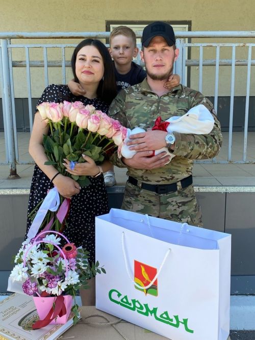 Кечкенә Саминаны каршы алырга әтисе ерактан кайткан
