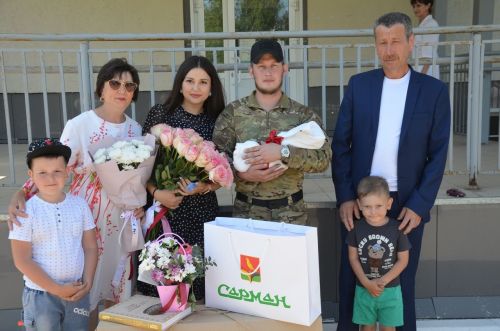 Кечкенә Саминаны каршы алырга әтисе ерактан кайткан