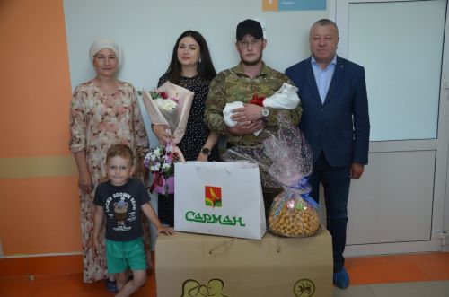 Кечкенә Саминаны каршы алырга әтисе ерактан кайткан