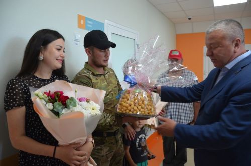 Кечкенә Саминаны каршы алырга әтисе ерактан кайткан