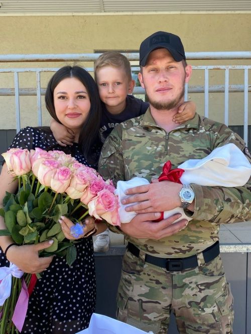Кечкенә Саминаны каршы алырга әтисе ерактан кайткан