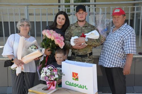 Кечкенә Саминаны каршы алырга әтисе ерактан кайткан
