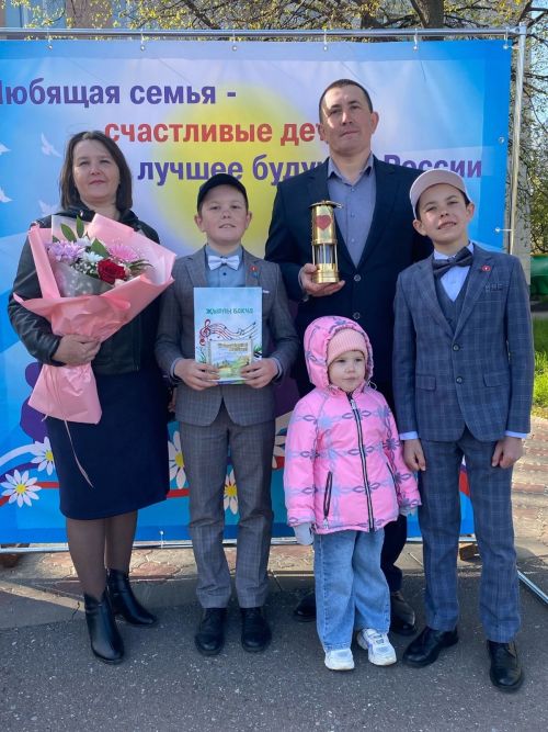 Сарайлыдан Мөхәммәтовлар җырларга да, көрәшергә дә вакыт табалар