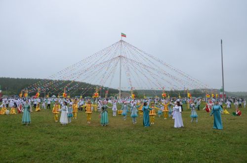 Яңгырады Сабантуйда дәртле бию көйләре