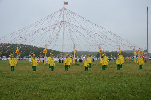 Яңгырады Сабантуйда дәртле бию көйләре