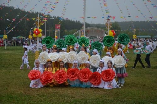 Яңгырады Сабантуйда дәртле бию көйләре