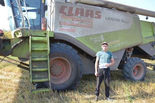 Әлмәт авылы егете кечкенәдән комбайнга утырырга кызыккан