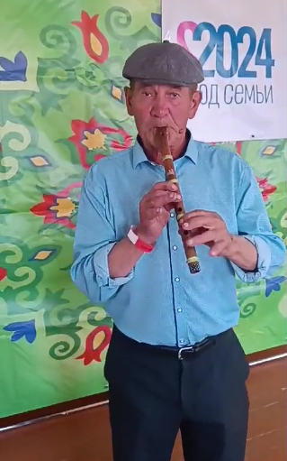 Мәгариф ветераны сайлаучыларга курай моңнары бүләк итте