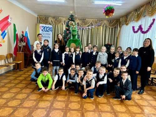 Ученики Джалильской школы попрощались с елочкой