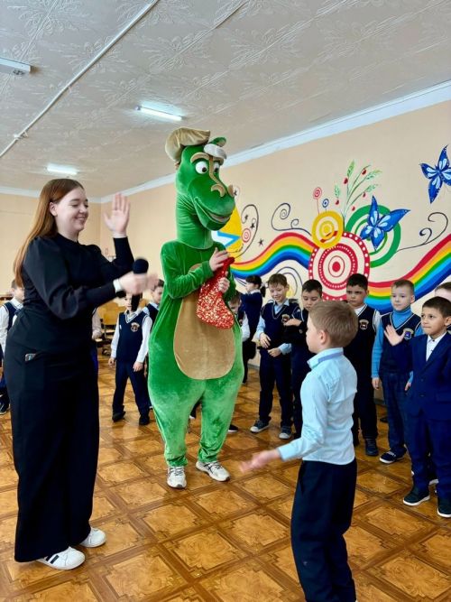 Ученики Джалильской школы попрощались с елочкой