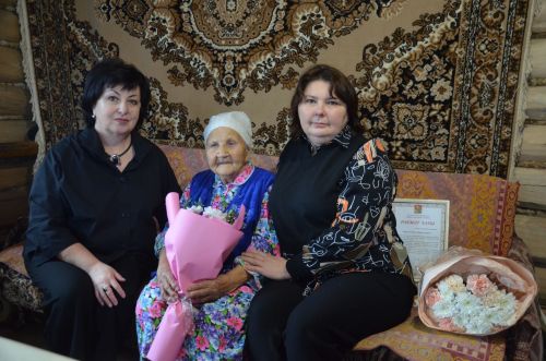 Нәсимә апа юбилеен якты зиһен һәм елмаю белән каршы ала