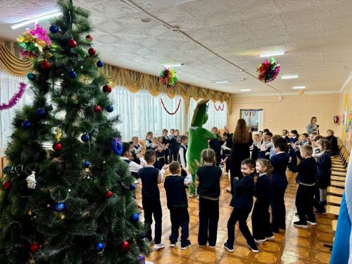Ученики Джалильской школы попрощались с елочкой
