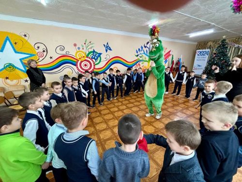 Ученики Джалильской школы попрощались с елочкой