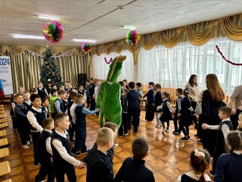Ученики Джалильской школы попрощались с елочкой