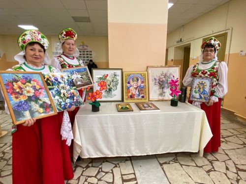 Александровканың «Рябинушки» ансамбле хәрбиләргә дә ярдәм итә