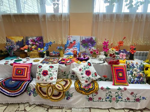 Александровканың «Рябинушки» ансамбле хәрбиләргә дә ярдәм итә