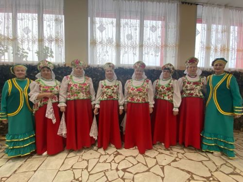 Александровканың «Рябинушки» ансамбле хәрбиләргә дә ярдәм итә