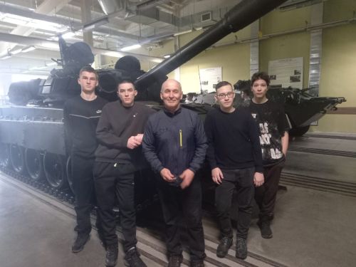 Старшеклассники района побывали на «Дне открытых дверей» в танковом училище