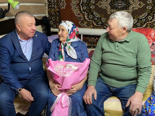 Флюра апа 90 яшенә якыннарын кунакка җыйды