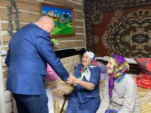 Флюра апа 90 яшенә якыннарын кунакка җыйды