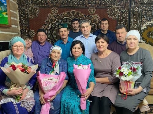 Флюра апа 90 яшенә якыннарын кунакка җыйды