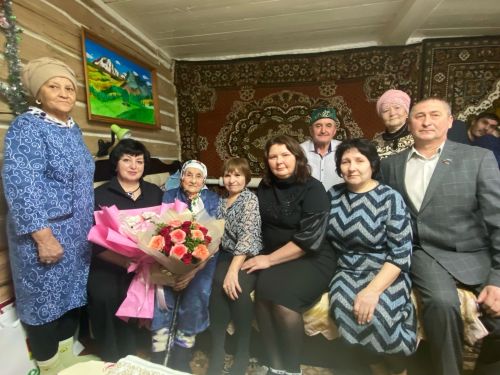 Флюра апа 90 яшенә якыннарын кунакка җыйды