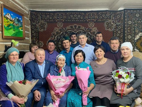 Флюра апа 90 яшенә якыннарын кунакка җыйды