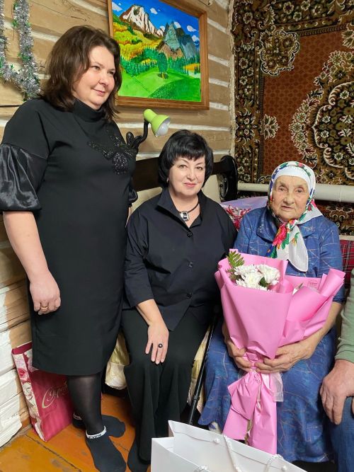 Флюра апа 90 яшенә якыннарын кунакка җыйды