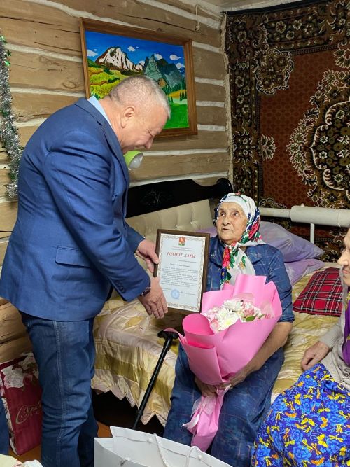 Флюра апа 90 яшенә якыннарын кунакка җыйды