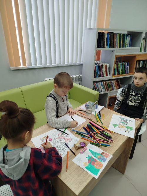 Балалар яңа ел рәсемнәре ясадылар