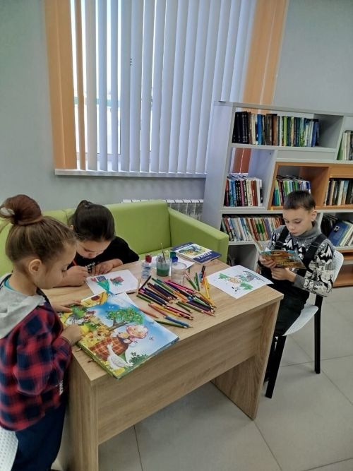 Балалар яңа ел рәсемнәре ясадылар