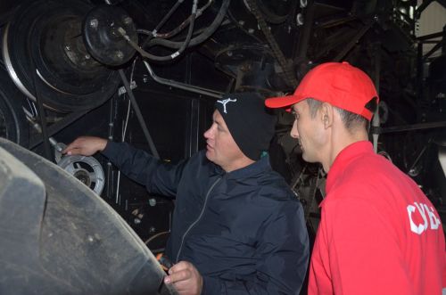 В Сарманово соревновались молодые комбайнеры Татарстана