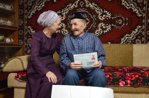 Хаҗиәхмәт абый юбилеенда җырлап та алды
