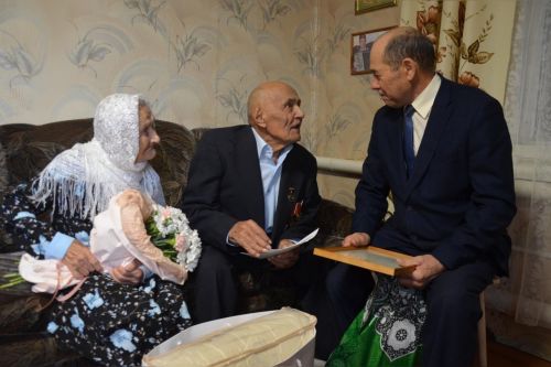 «Минем кебек, чирләмичә, 95 яшькә җитегез», – ди Мансур абый