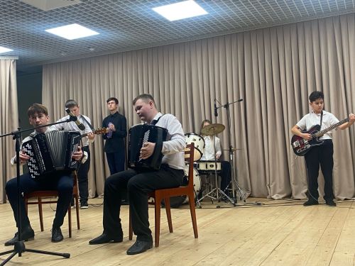 Сәнгать мәктәбе укучылары әниләрен котладылар